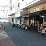 Terraza exterior de la vinoteca y cafetería Belarmino en una calle peatonal.