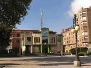 Fachada del edificio cultural Alberto Vega en Langreo.