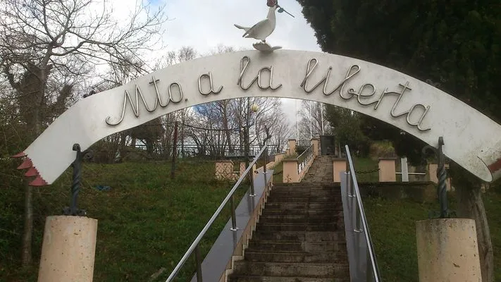 Entrada al Monumento a la Libertad en Teyera, Asturias.