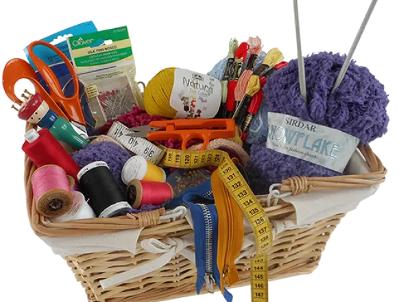 Cesta de costura con lanas, hilos, tijeras y utensilios de mercería
