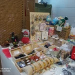 Mesa expositora con minerales, bisutería artesanal, inciensos y productos ecológicos en una tienda natural.