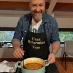 Fran, de Casa Belarmino, preparando callos en una olla en la cocina.