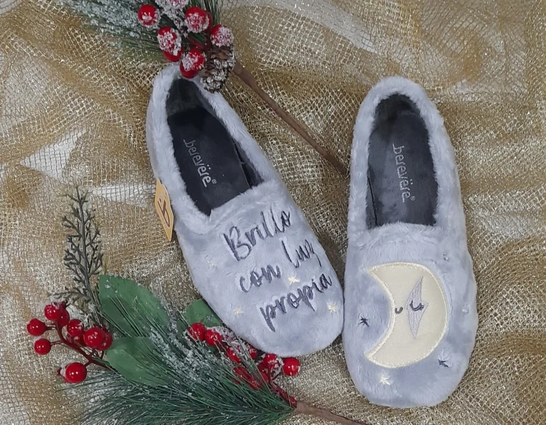 Zapatillas de casa de invierno para mujer en Calzados Benito, Sama (Langreo), modelo gris de felpa suave y cálida.