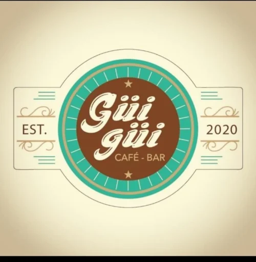 Logotipo de Güi Güi Café-Bar con diseño circular en tonos marrón y verde turquesa, con la inscripción “Güi güi Café - Bar Est. 2020”.