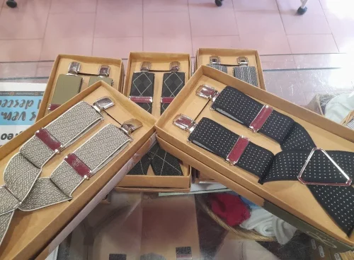 Tirantes de hombre en diferentes colores y diseños expuestos en cajas en El León de Oro Lencería en La Felguera.