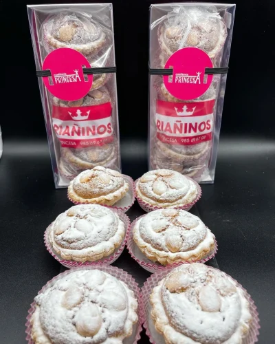 Riañines de Confitería Princesa en Riaño, Asturias — pasteles de hojaldre rellenos de almendra con azúcar glas por encima.