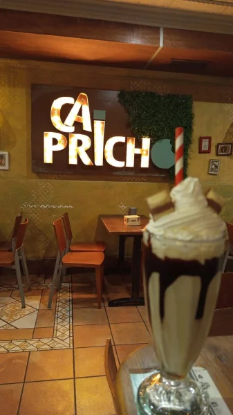 Batido con nata en primer plano en la cafetería El Capricho en Langreo.